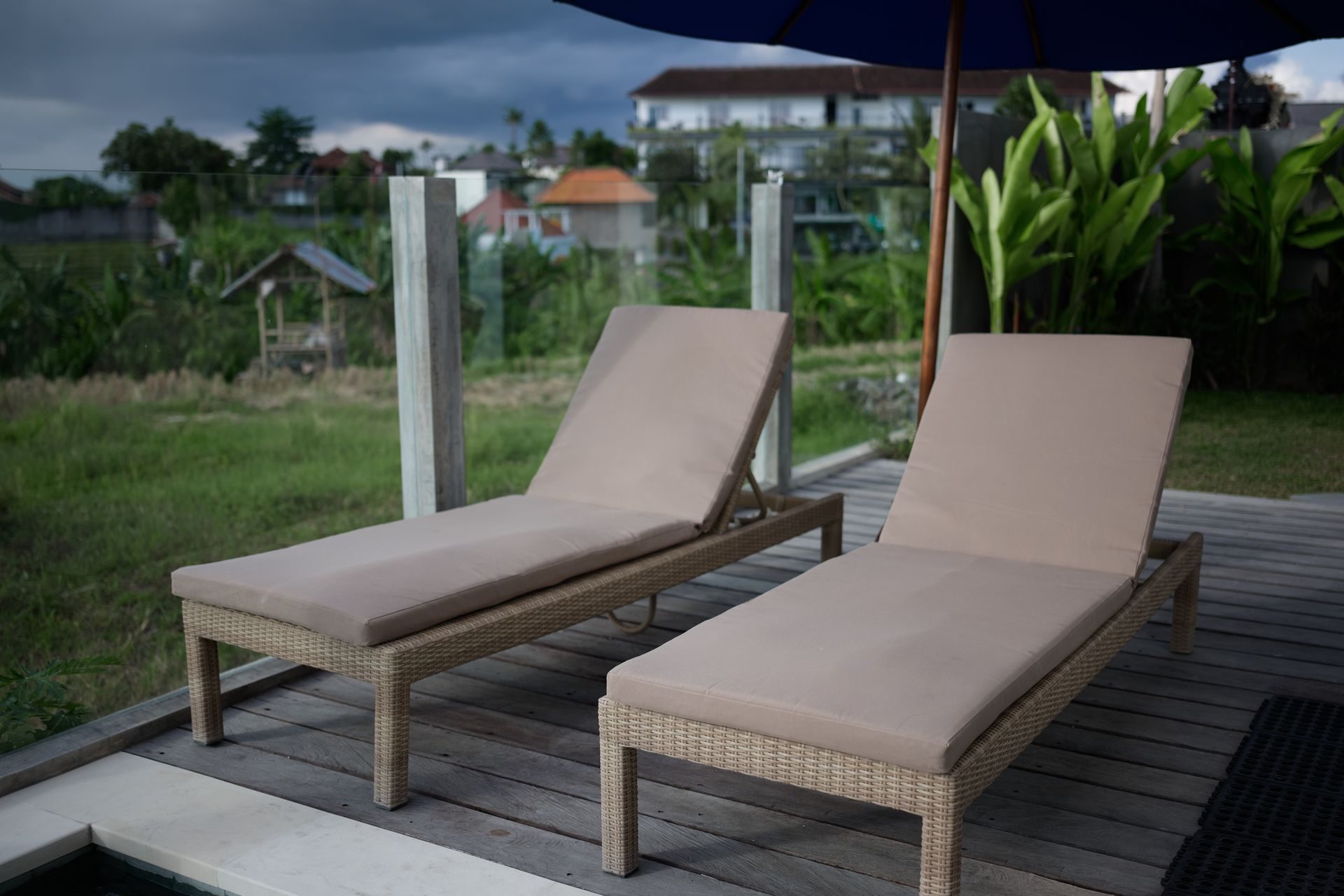 Modern,Villa,In,Bali,With,Swimming,Pool,And,Sunbeds,Overlooking