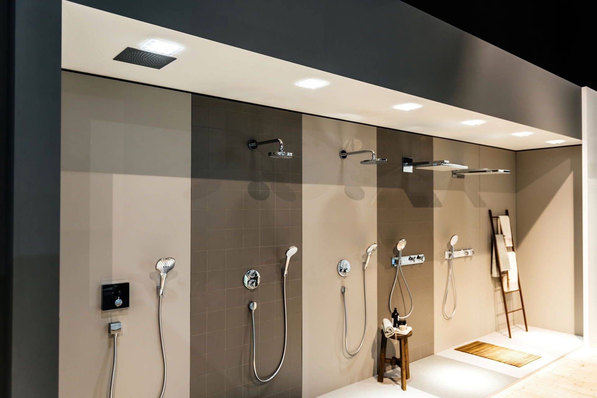 Multiple,Types,Of,Showers,-,Presentation,Inside,A,Modern,Showrioom